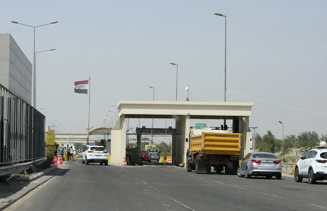 La entrada en el Aeropuerto Internacional de Bagdad con tráfico, un día después de que un dron con explosivos llegara hasta la terminal, donde tienen su base las tropas estadunidenses. Foto Afp