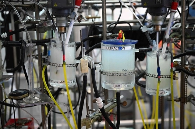 Níquel y el litio se separan en un laboratorio después de ser recolectados de baterías de automóviles eléctricos recicladas. Foto Afp