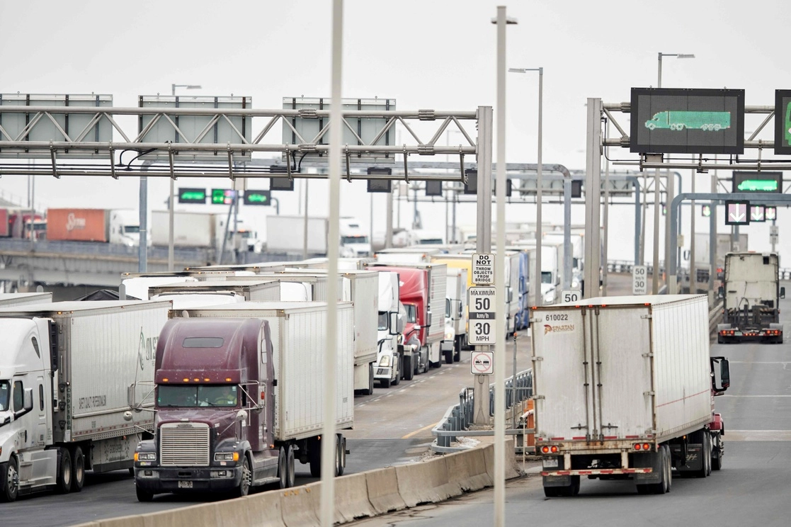 Camioneros canadienses bloquean el puente ‘Ambassador’, en la frontera entre Ontario, Canadá y Michigan, EU. Foto Afp
