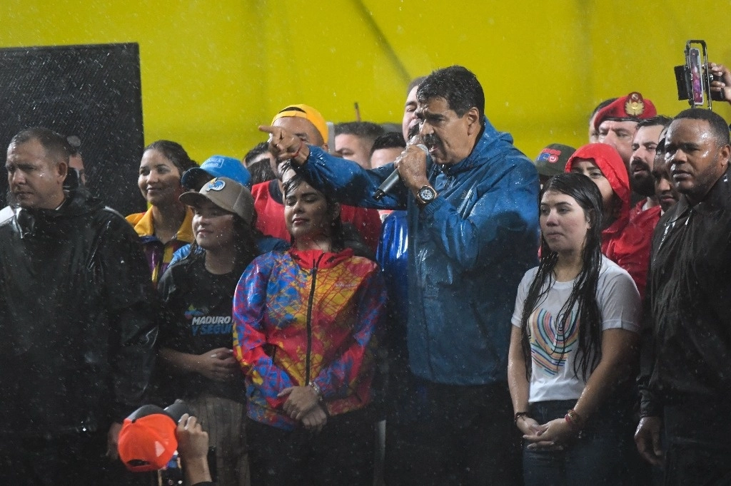 Imagen del 5 de agosto de 2024 del presidente venezolano, Nicolás Maduro, hablando bajo la lluvia durante una concentración en el Palacio de Miraflores, en Caracas, Venezuela. Foto Xinhua