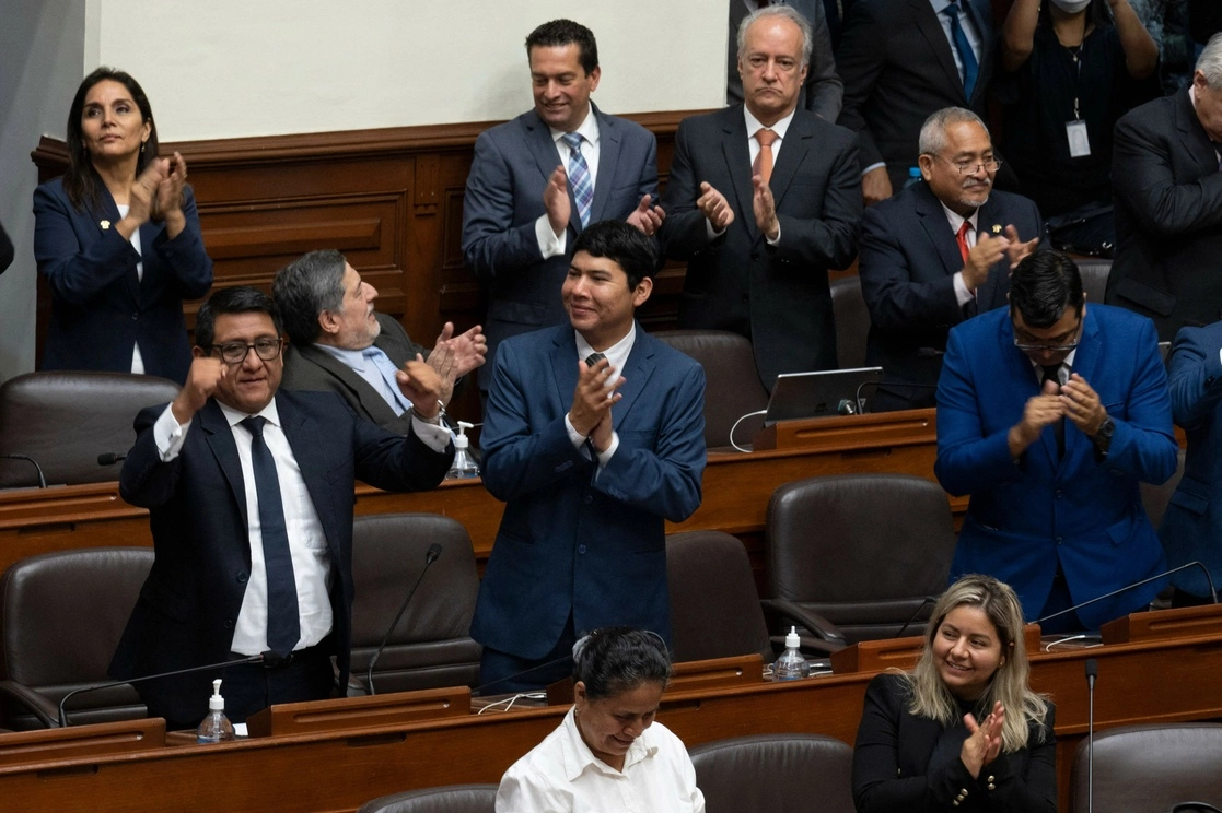 Legisladores peruanos celebran la destitución del presidente Pedro Castillo, el 7 de diciembre de 2022. Foto Afp