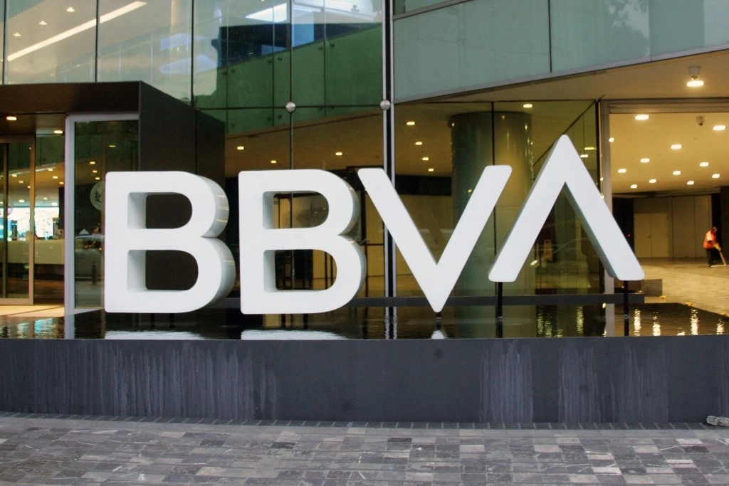 Logotipo del BBVA Banco Bilbao Vizcaya, en la entrada del edificio del corporativo, en Reforma Sur de la CDMX. Foto Roberto García Rivas / archivo 