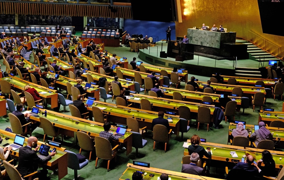 Estados Unidos pidió la salida de un funcionario ruso que trabaja en Naciones Unidas al que acusa de espionaje, lo que se suma a la expulsión de 12 funcionarios de la misión rusa ante el organismo. En la imagen, segunda día de sesiones especiales de emergencia de la Asamblea General de la ONU sobre el conflicto Rusia-Ucrania, en Nueva York, el 1 de marzo de 2022. Foto Afp