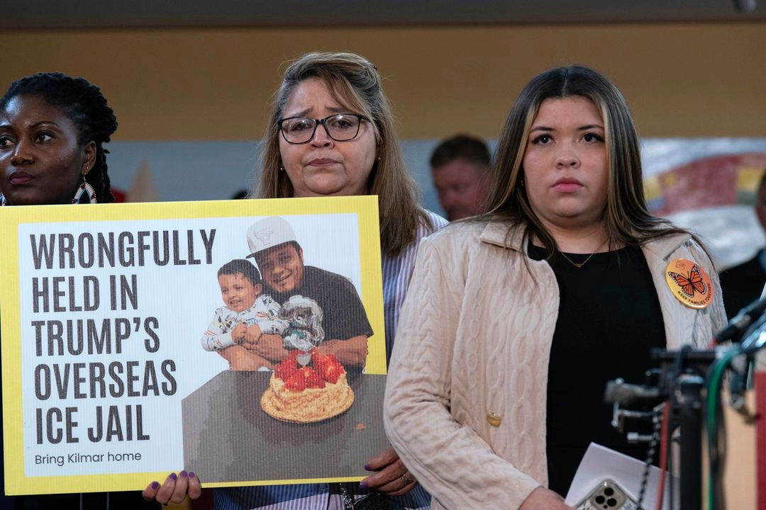 Jennifer Vásquez Sura, esposa de Kilmar Abrego García, de Maryland, quien fue deportado por error a El Salvador (derecha), junto a sus simpatizantes durante una conferencia de prensa en el Centro Multicultural de CASA en Hyattsville, Maryland, el 4 de abril de 2025. Foto