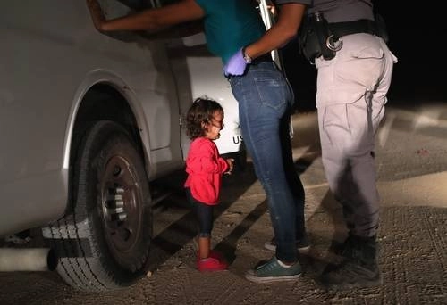 En la imagen de 2018, una niña hondureña de dos años llora mientras su madre, que solicita asilo, es apresada en McAllen, Texas, en la frontera con México. Foto Afp