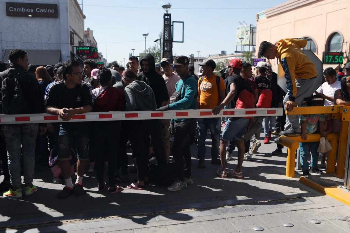 Migrantes esperan afuera del puente internacional Paso del Norte luego de un falso rumor de que Estados Unidos abriría la frontera en Ciudad Juárez, Chihuahua, el 10 de abril de 2023. Foto Afp