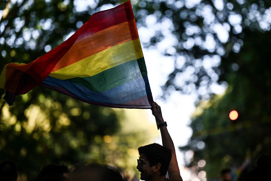 La administración Trump ha ordenado el cierre de la línea nacional de ayuda contra el suicidio para jóvenes LGBT+. Foto 
