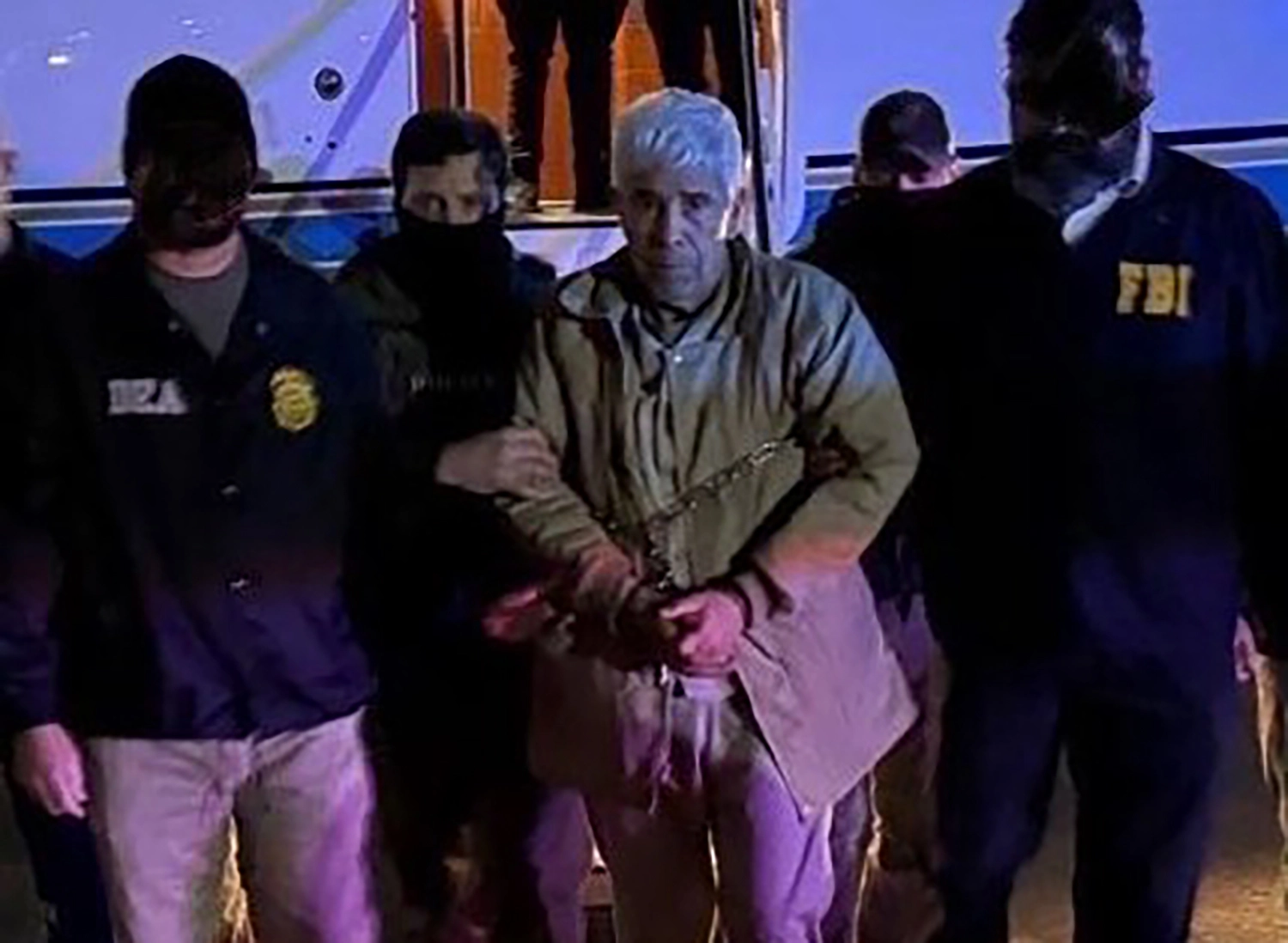 Rafael Caro Quintero llega a Nueva York en un avión de la Armada de México después de ser extraditado con otros 28 narcotraficantes. 