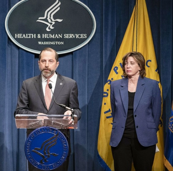 Alex Azar, secretario de Salud de EU y Nancy Messonnier, directora de la unidad de enfermedades respiratorias. Foto Afp