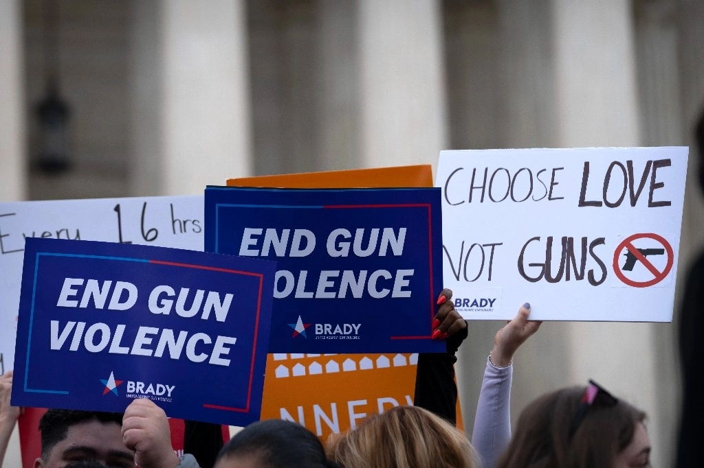 Manifestantes sostienen carteles que dicen "Poner fin a la violencia armada" en la Corte Suprema el martes 7 de noviembre de 2023 en Washington. Foto Ap