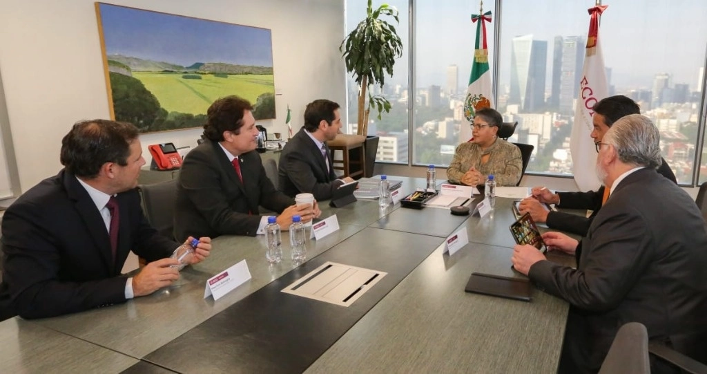 La secretaria de Economía, Raquel Buenrostro, se reunió con Concamin para dar seguimiento a la revisión de normas oficiales, aranceles, cuotas compensatorias y disminución de los costos regulatorios, con la finalidad de fortalecer la competitividad en el sector industrial. Foto de su perfil de X