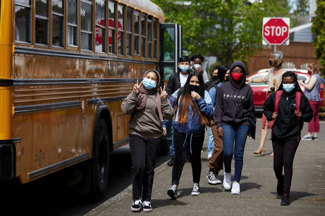 Estudiantes de secundaria en Portland, Oregon, retoman clases presenciales durante la pandemia de covid-19. Foto Ap / Archivo