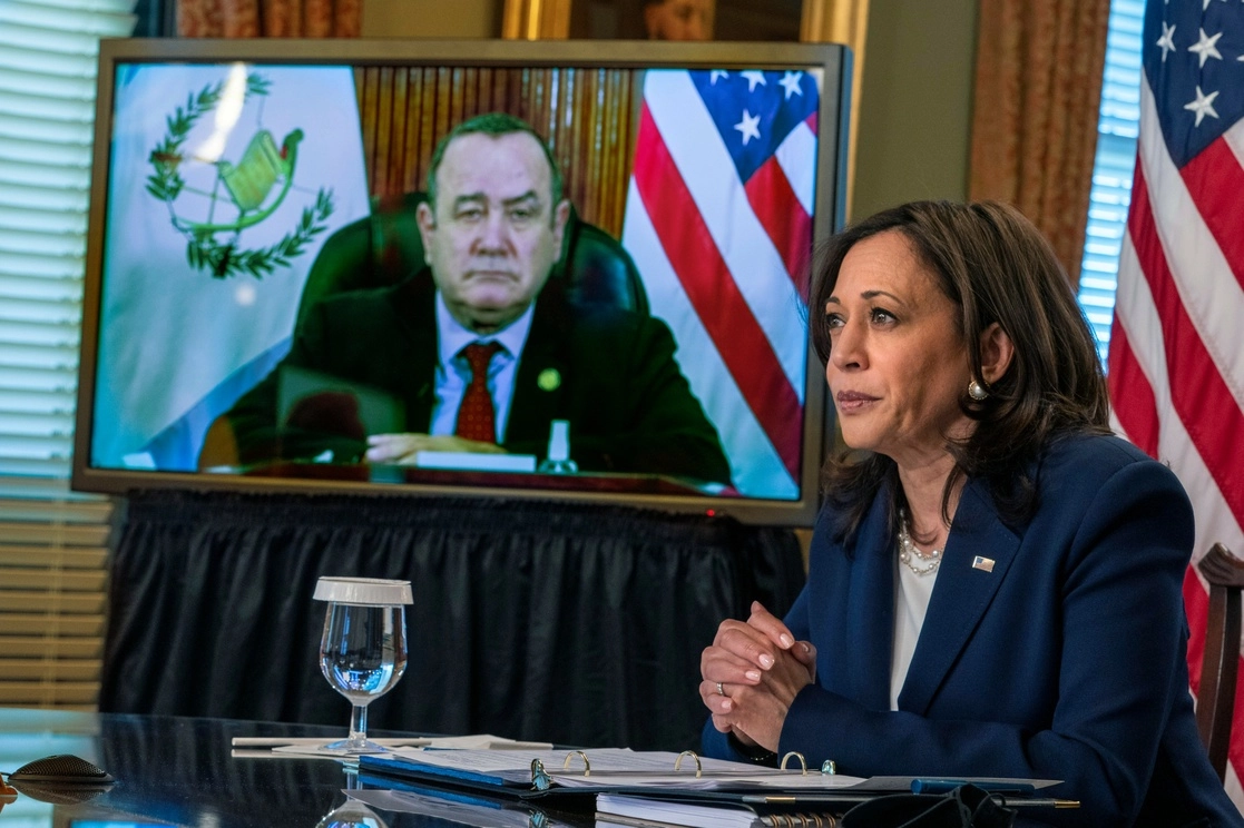 La vicepresidenta de Estados Unidos, Kamala Harris, en reunión virtual con el mandatario guatemalteco, Alejandro Giammattei. Foto Ap