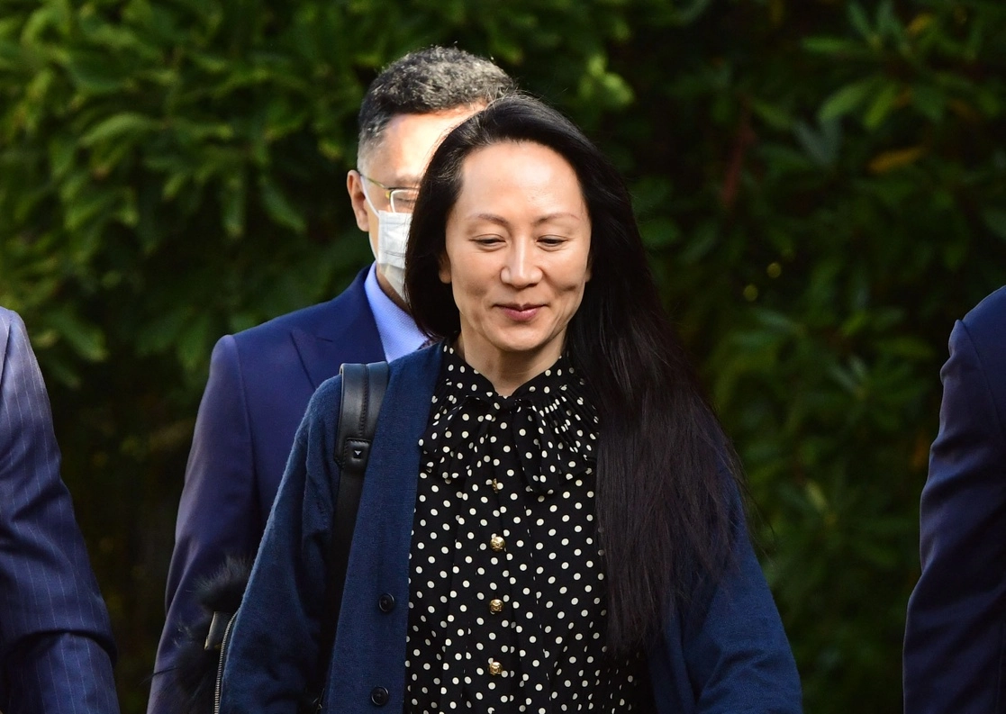 La directora financiera de Huawei, Meng Wanzhou, deja su casa en Vancouver para asistir a su audiencia de extradición, el 24 de septiembre de 2021. Foto Afp