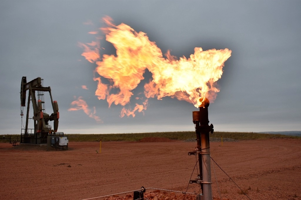 Quema de gas en un pozo petrolero de Dakota del Norte, EU. Foto Ap.
