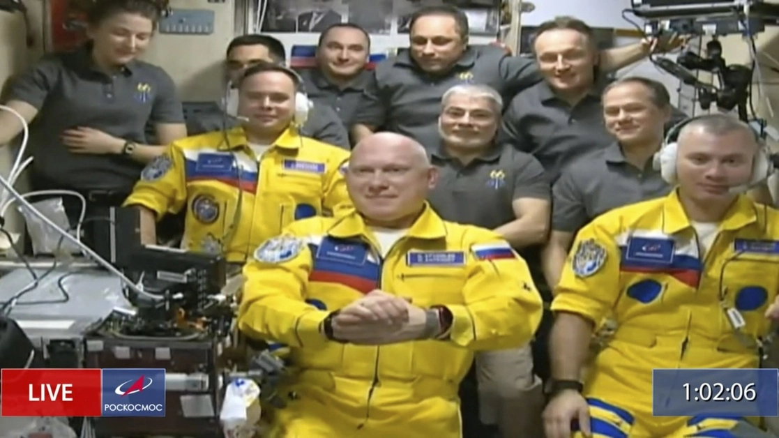 Los colores de los trajes que llevaban los cosmonautas rusos Sergey Korsakov, Oleg Artemyev y Denis Matveyev al llegar el viernes a la Estación Espacial Internacional no tienen nada que ver con los de la bandera de Ucrania, aclaró ayer el portavoz de la corporación Roscosmos, Dmitri Strugovets. Foto Ap