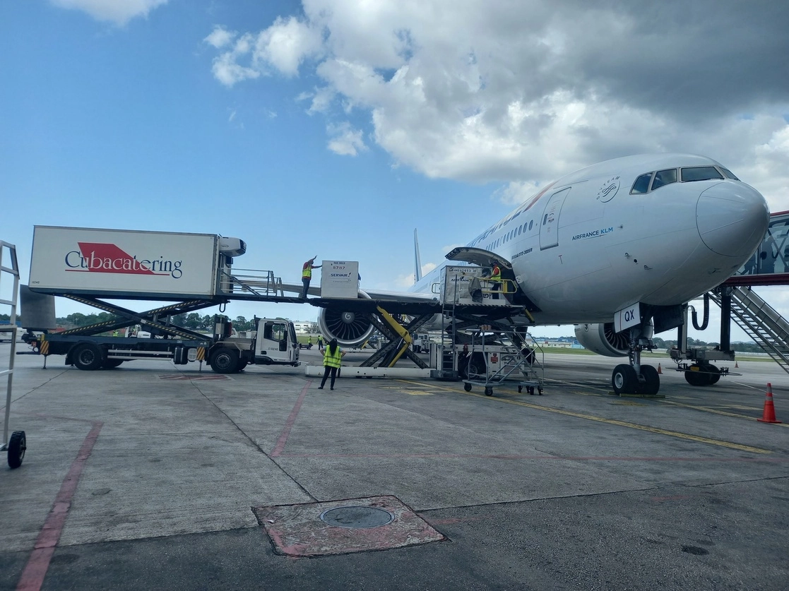 Aeronave de carga en el Aeropuerto Internacional de La Habana "José Martí". Foto Tomada del Twitter @EcasaHabana