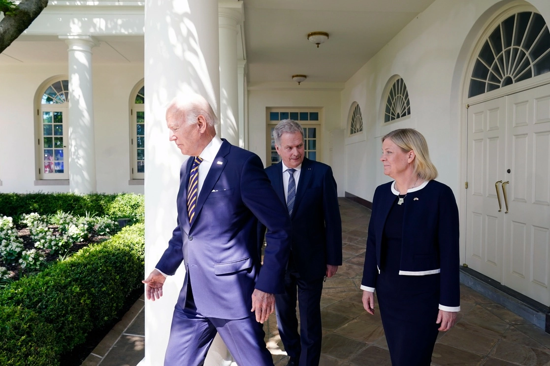 El presidente estadunidense, Joe Biden, acompañado por la primera ministra sueca, Magdalena Andersson, y el presidente finlandés, Sauli Niinistö, en la Casa Blanca, ayer. Foto Ap