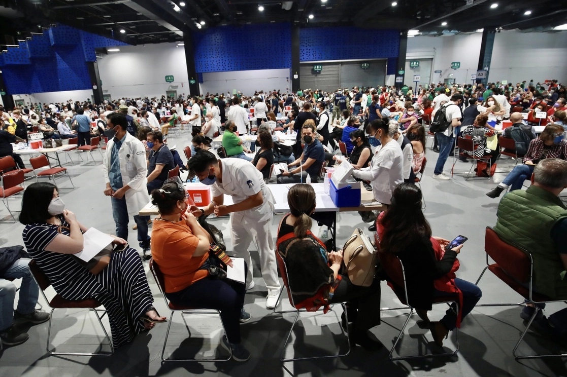 Aplicación de la vacuna contra el Covid-19 en la alcaldía Benito Juárez, en la Ciudad de México. Foto Luis Castillo / Archivo