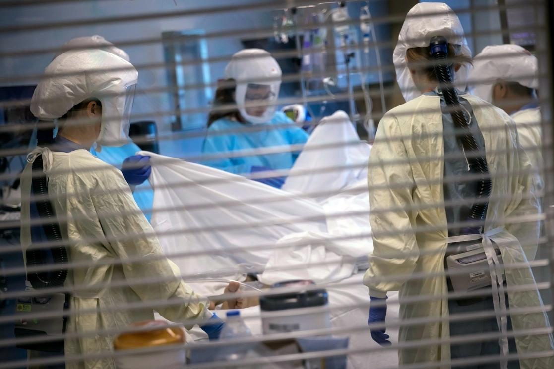 Personal médico del Hospital de la Universidad de Utah atienden a un paciente con Covid-19. Foto Ap
