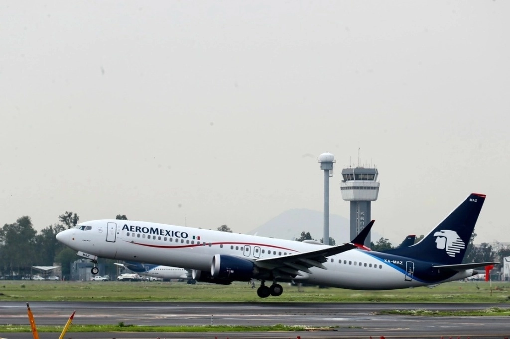 Un avión de Aeroméxico, despega del Aeropuerto Internacional de la Ciudad de México, en imagen de archivo. Foto Roberto García Ortiz
