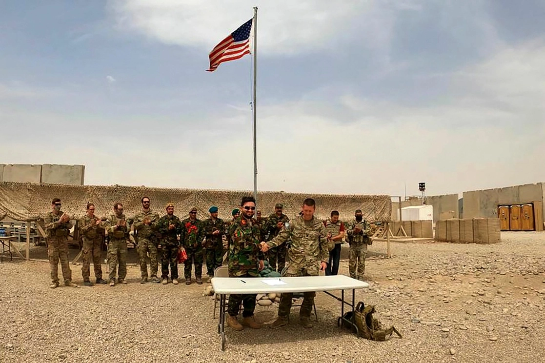 Tropas de EU entregan al ejército afgano el control del campamento de Antonik, en la provincia de Helmand, Afganistán. Foto Afp