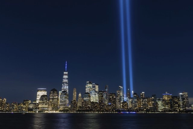 En Nueva York usaron dos columnas de luces en el sitio en donde se encontraban las Torres Gemelas para conmemorar el aniversario 19 del ataque. Foto Ap