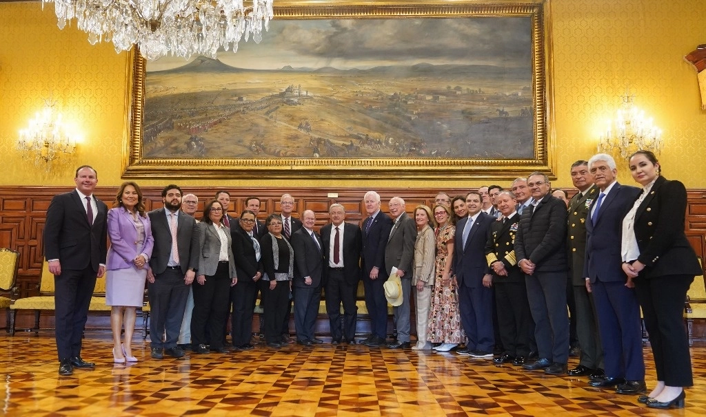 El embajador Ken Salazar publicó fotos del encuentro que el presidente Andrés Manuel López Obrador tuvo con una delegación estadounidense en Palacio Nacional. Foto tomada de @USAmbMex