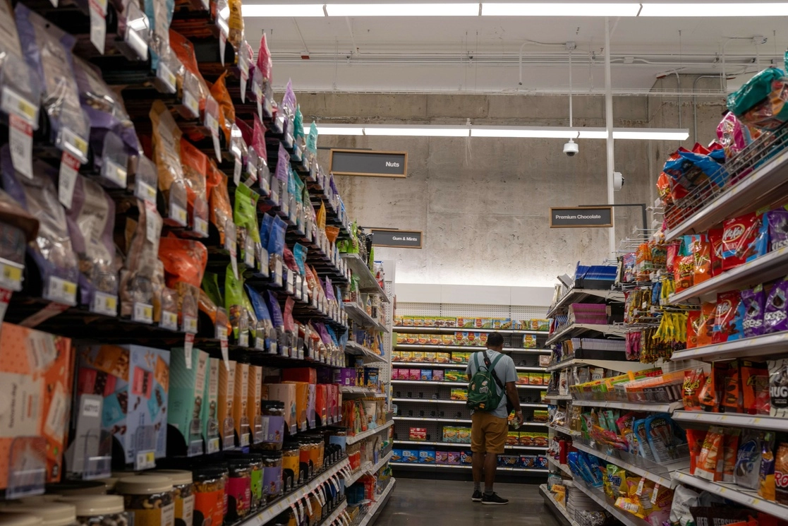 El Departamento de Comercio de EU informó que el encarecimiento de productos básicos derivó en una mayor cautela al adquirir mercancía no indispensable. Foto Afp
