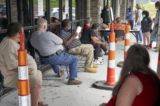Solicitantes de ayuda por desempleo en Omaha, Nebraska. Foto Ap / Archivo
