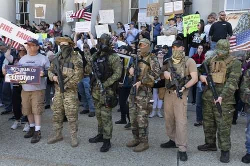 Decenas de personas se manifestaron ayer en la Casa de gobierno, en Nuevo Hampshire, Estados Unidos, para protestar en contra del cierre de negocios, pese al avance de los contagios por Covid-19. Foto Ap
