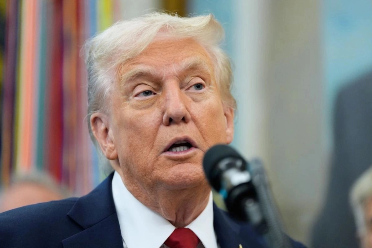 El presidente Donald Trump habla en la Oficina Oval de la Casa Blanca en Washington.