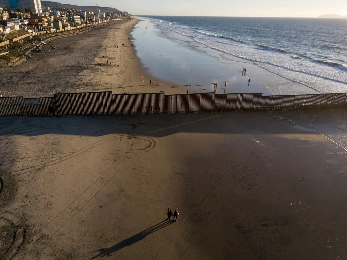 Muro fronterizo que separa Tijuana, BC, de San Diego, California; en ocho meses del segundo gobierno de Donald Trump (de febrero a septiembre) se reportaron 85 mil 694 “encuentros migratorios” en la frontera estadunidense con México. Foto 