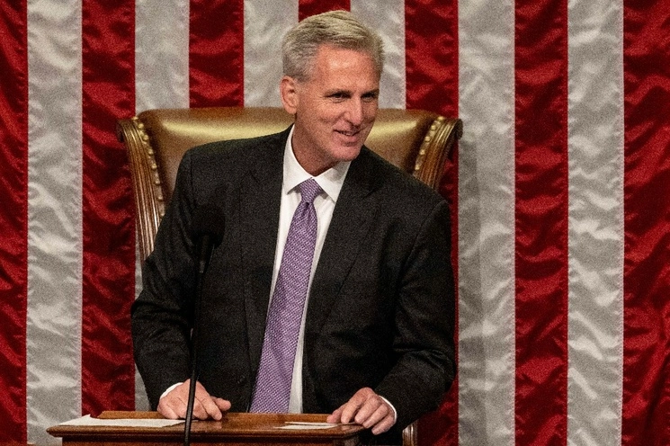 El republicano Kevin McCarthy, presidente de la Cámara de Representantes, durante la sesión en la cual su partido presentó una iniciativa de ley para endurecer las los controles migratorios y reanudar la construcción del muro en la frontera entre Estados Unidos y México. Foto Afp.
