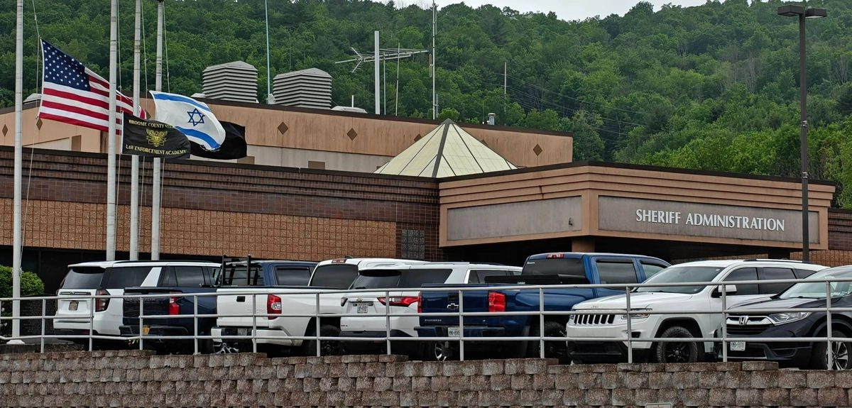 El mayor respaldo al gobierno federal en su campaña para detener y deportar a extranjeros está entre autoridades estatales conservadoras. En Binghamton, en el noroeste de la ciudad de Nueva York, en las oficinas del alguacil ondean banderas de Estados Unidos, del estado y de Israel, como prueba de ese nivel de colaboración, explican defensores de derechos.