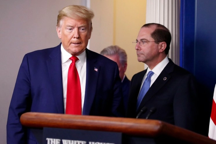 El presidente de EU, Donald Trump y el secretario de Salud, Alex Azar. Foto Ap