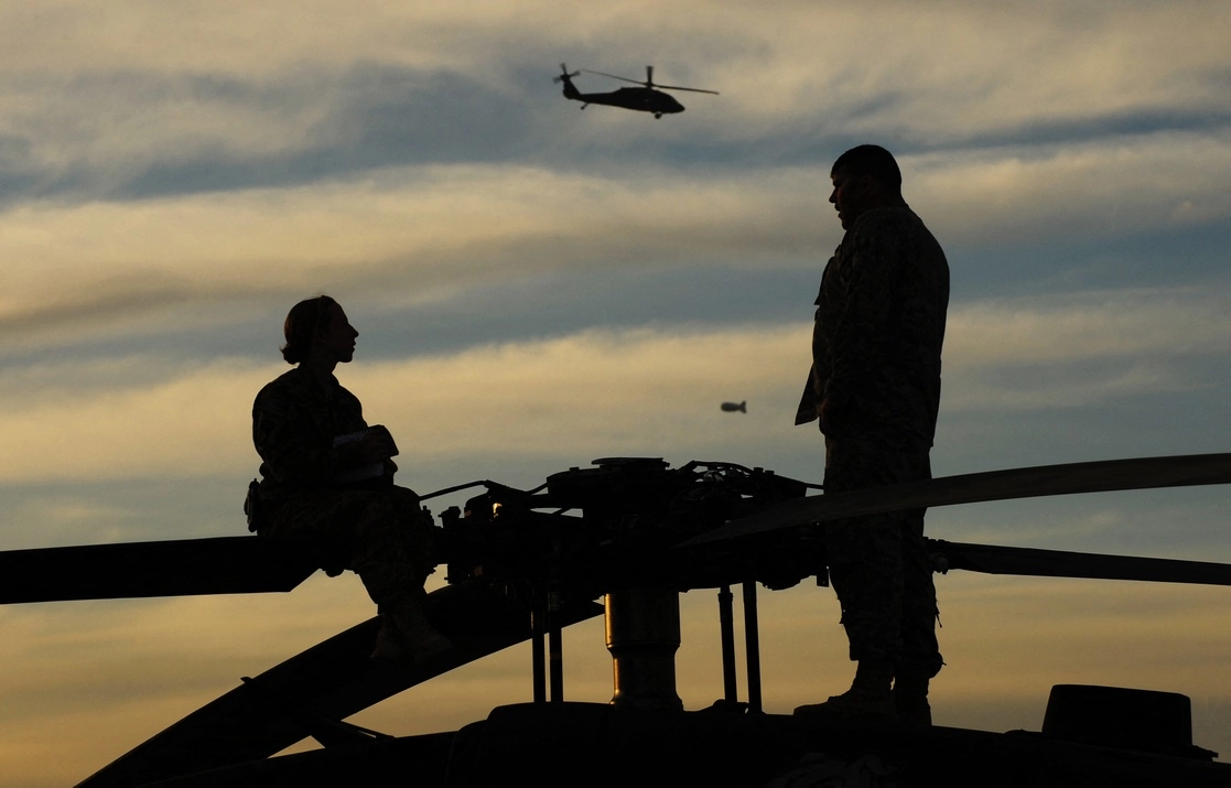 Dos pilotos estadunidenses de helicópteros, en una base aérea en Kandahar, al sur de Afganistán, el 20 de marzo de 2011. Foto Afp 