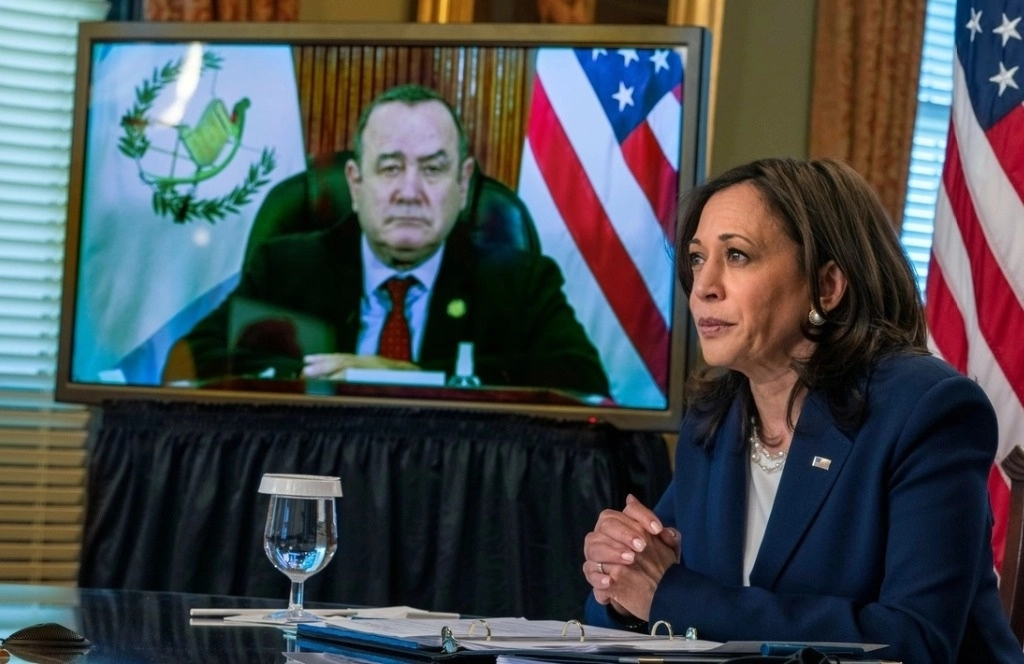 Kamala Harris, en reunión virtual con el mandatario guatemalteco, Alejandro Giammattei. Foto Ap / archivo