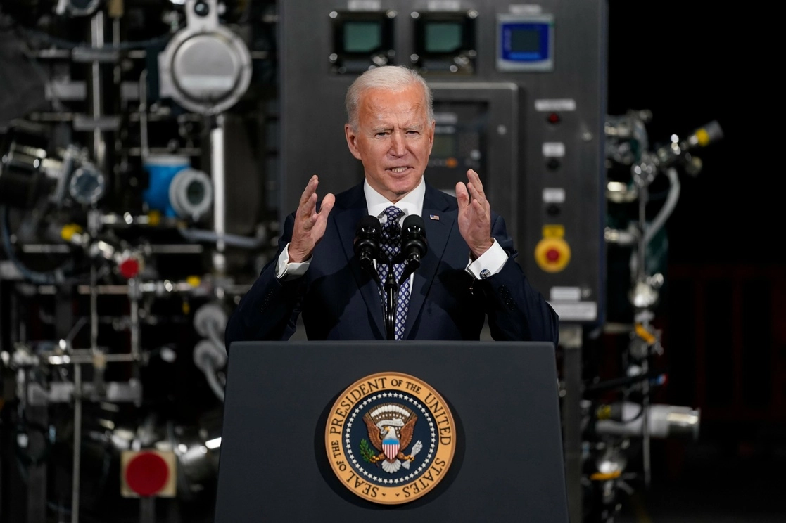 Joe Biden, presidente de EU dio un discurso en la fábrica de vacunas de Pfizer en Kalamazoo, Michigan. Foto Ap