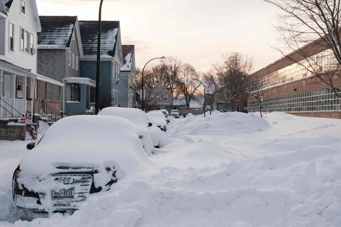 Autos sepultados por la nieve en Buffalo, Nueva York, el 28 de diciembre de 2022. Foto Afp 
