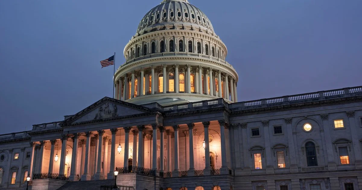 La Jornada - Cierra gobierno de EU tras falta de acuerdo sobre presupuesto