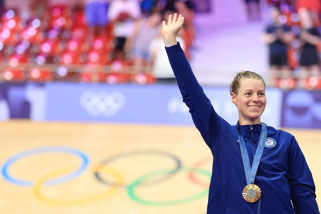 La ciclista Jennifer Valente le dio a EU una de sus últimas medallas de oro en París 2024. Foto Afp 