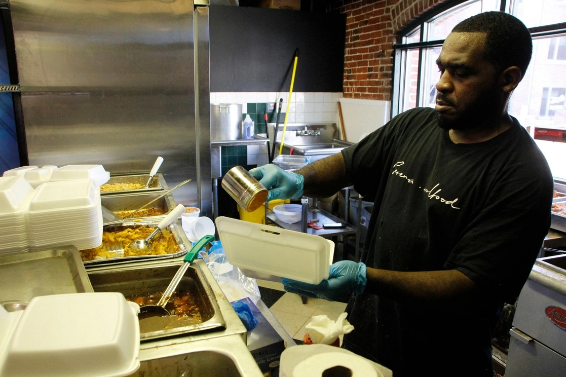 El dueño de un restaurante en Estados Unidos trabajando en la cocina del negocio. Foto Afp