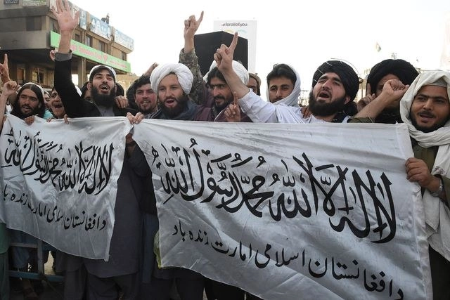 Los activistas del partido Jamiat Ulema-e Islam Nazryate celebran el acuerdo de paz entre EU y el Talibán. Foto Afp