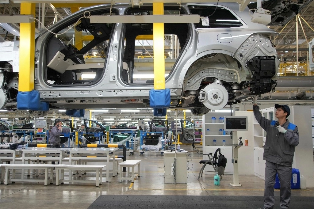 Un trabajador ensambla un SUV en una planta de automóviles de Li Auto, un importante fabricante chino de vehículos eléctricos, en Changzhou, en la provincia de Jiangsu, en el este de China, el 27 de marzo de 2024. Foto Ap
