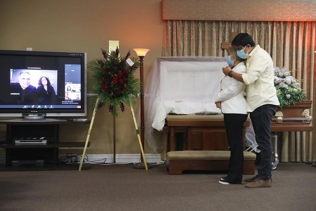 Familia en Miami, Florida realiza un funeral vía Zoom para uno de sus integrantes fallecidos por Covid-19. Foto Afp