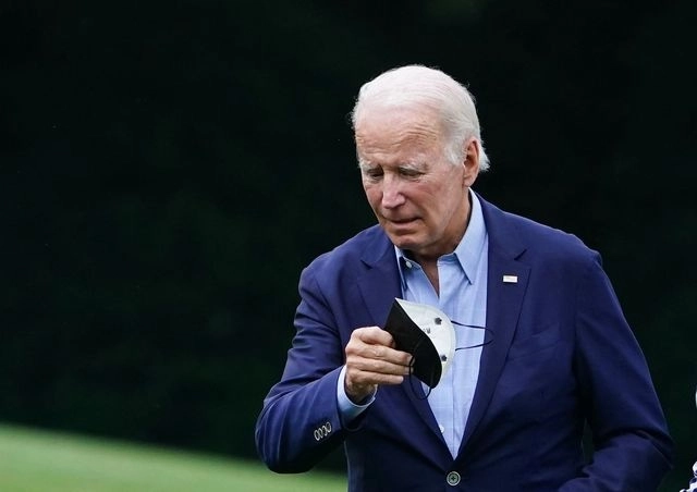 El anuncio llegó un año después de que la administración de Biden inició acciones para terminar con las reglas de Permanecer en México. Foto Afp