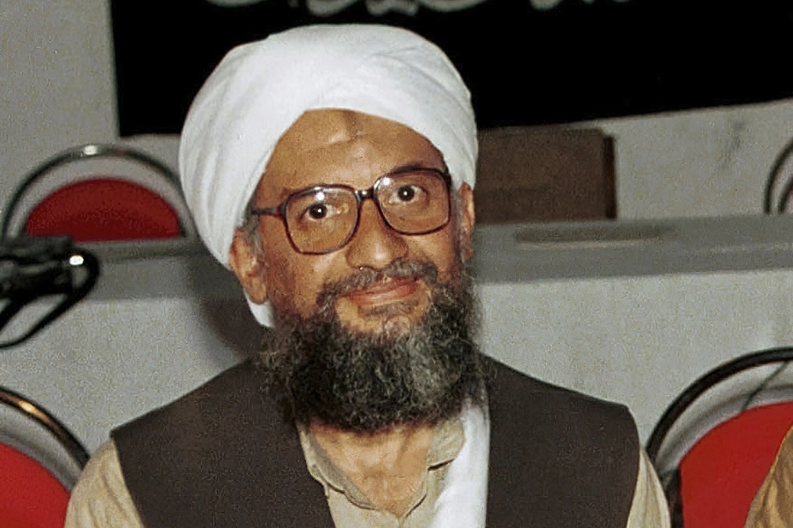 En esta foto de archivo de 1998 disponible el 19 de marzo de 2004, Ayman al-Zawahirí posa para una fotografía con Osama bin Laden en Khost, Afganistán. Foto Ap