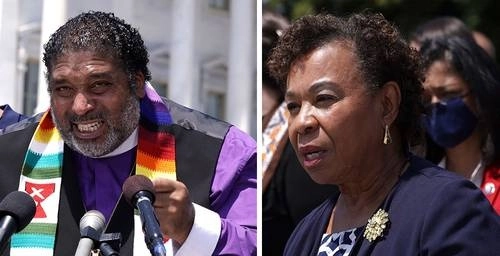 El reverendo William Barber, copresidente de la Campaña de los Pobres, y la representante demócrata Barbara Lee, durante una conferencia de prensa afuera del Capitolio hace unos días para impulsar una revisión de la inequidad y los bajos salarios en Estados Unidos. Foto Afp