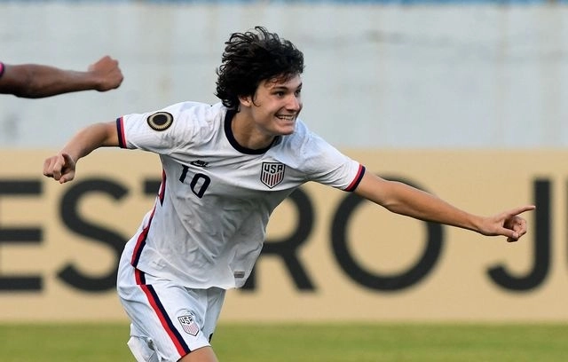 El futbolista estadunidense, Paxlen Aaronson festeja una de sus anotaciones durante el juego. Foto Afp